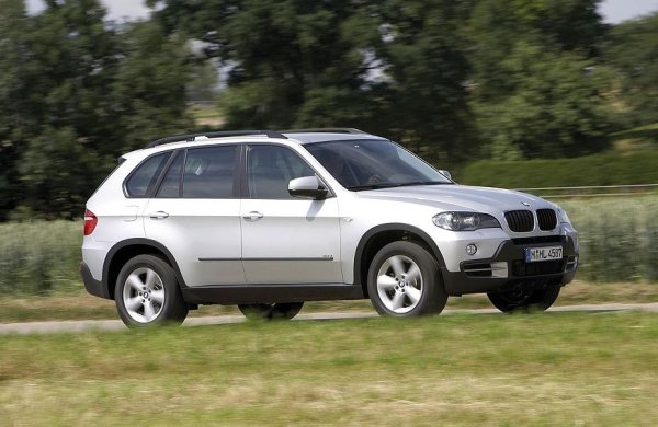 Всеки модел на BMW винаги се е превръщал в символ на определена социална позиция. Разбира се, бруталният X5 изглежда едновременно луксозен, агресивен и вдъхновяващ. Но ако първото поколение на тези автомобили се доста прилично от техническа гледна точка, E70 предизвиква повече съжаление и състрадание, отколкото уважение. 

Единственият приличен двигател тук е дизеловият M57, който може да се намери в автомобили преди рестайлинг. И това е може би единствената жизнеспособна конфигурация на тази кола. Всички други двигатели носят повече мъка, отколкото радост. При автомобили с трилитров N52B30 агрегат или с 4,8-литров N62B48 двигател, след навъртане на 100 000 км маслото започва да течеше отвсякъде.
